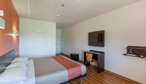 Deluxe Room, 1 King Bed, Non Smoking, Refrigerator & Microwave