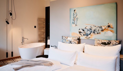 Design Room, 1 King Bed, Balcony, Mountain View