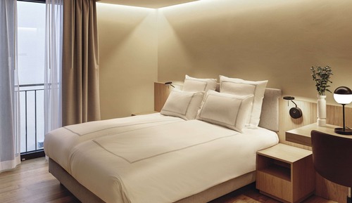 Classic Room with 1 queen bed facing the interi or of the hotel with no view