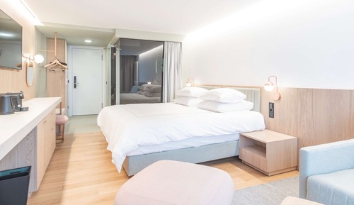 Swiss advantage room with king-size bed (200 cm ) and a sofa bed