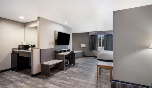 Suite, 1 King Bed, Smoking, Jetted Tub