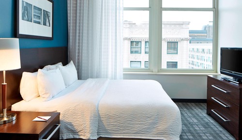 Suite, 2 Bedrooms (Mobility/Hearing Access, Roll-In Shwr)