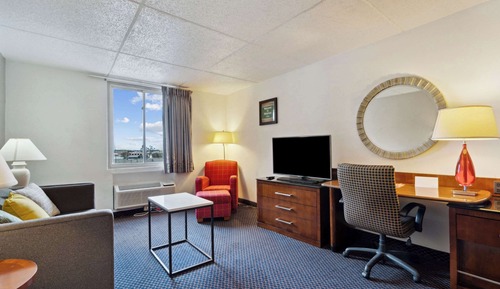 Suite, 1 King Bed, Accessible, Non Smoking