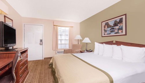 Standard Room, 1 King Bed, Accessible, Non Smoking