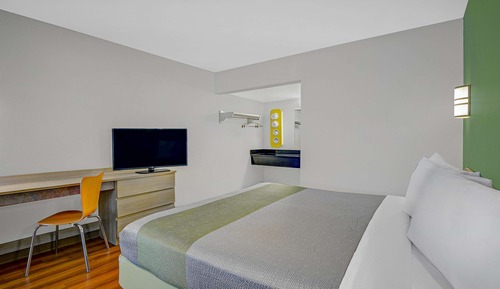 Deluxe Room, 1 Queen Bed, Non Smoking, Kitchenette