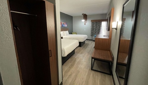 Room, 2 Queen Beds, Accessible, Non Smoking (Roll-In Shower)