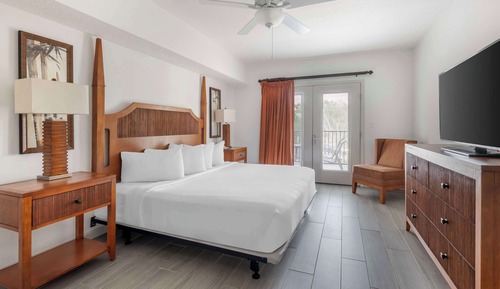 1 Bedroom Queen Suite Hearing Access Roll-In Shower