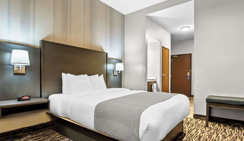 Standard Room, 1 Queen Bed, Non Smoking, Patio