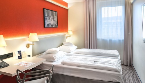 Standard Room, 2 Twin Beds (Street View)