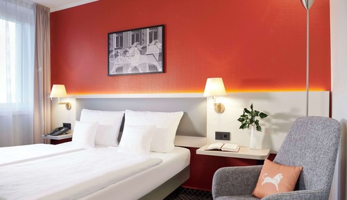 Standard Room, 1 Queen Bed, Courtyard Area
