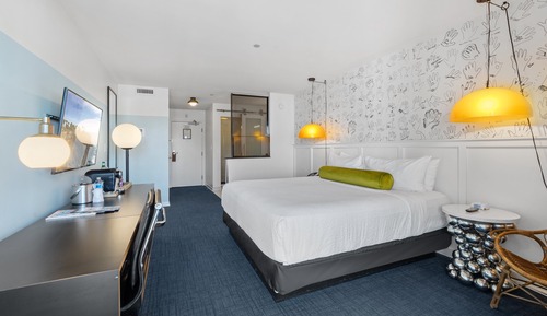 1 King Bed, City View