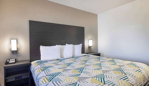 Deluxe Room, 1 King Bed, Accessible, Non Smoking