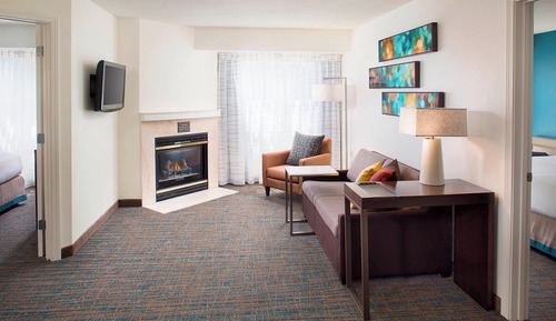 Suite, 2 Bedrooms (Mobility/Hearing Access, Roll-In Shwr)