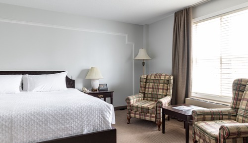 Family Room, 1 king bed and 2 twin beds