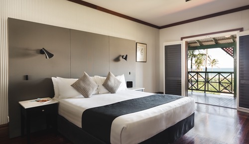 Studio, 1 King Bed, Partial Ocean View