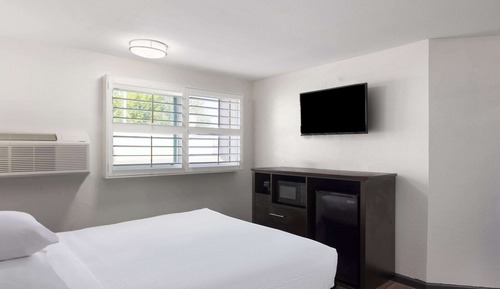 Room, 1 Queen Bed, Accessible, Non Smoking (Mobility/Hearing, Tub w/ Grab Bars)