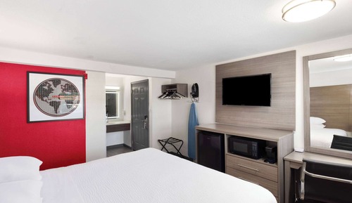 Room, 1 King Bed, Non Smoking (Pet-friendly)