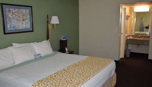 1 King Bed, Mobility Accessible Room, Bathtub w/ Grab Bars, Non-Smoking
