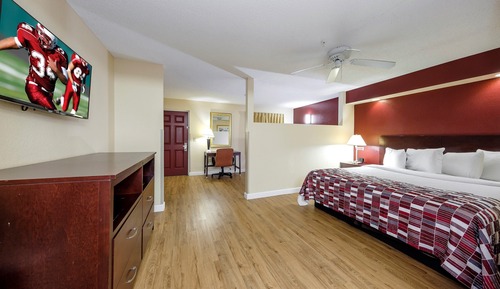 Superior Room, 1 King Bed, Non Smoking, Poolside