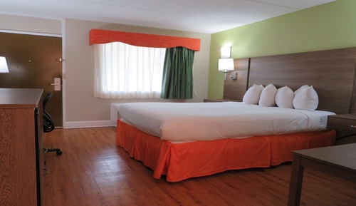 Standard Room, 1 Queen Bed, Non Smoking, Refrigerator & Microwave