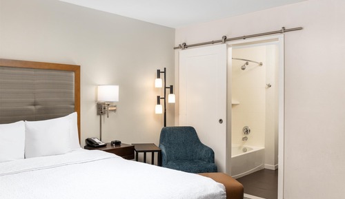 Standard Room, 1 Queen Bed