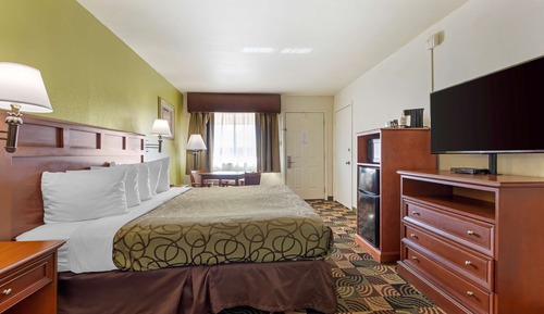 Standard Room, 1 King Bed, Accessible, Non Smoking