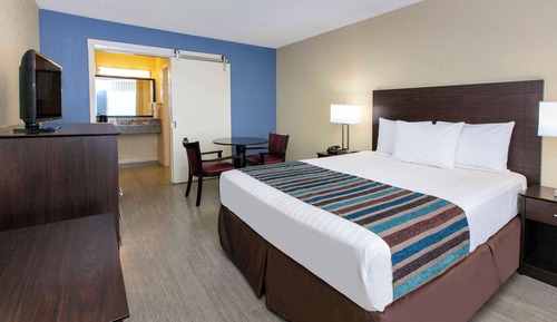 Room, 1 King Bed, Accessible, Non Smoking (Bathtub w/ Grab Bars)