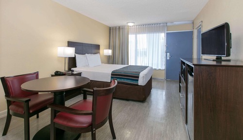 Room, 1 Queen Bed, Smoking (Second Floor)