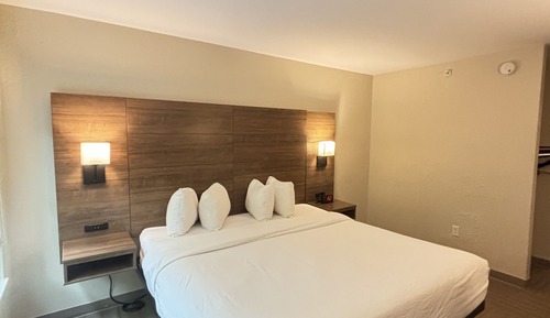 Deluxe Room, 1 King Bed, Accessible, Non Smoking (Roll-in shower w/ Grab Bars)