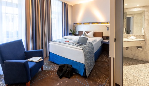 Comfort Room, 1 Queen Bed, Courtyard Area