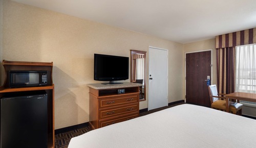 Deluxe Room, 1 King Bed, Non Smoking, Refrigerator & Microwave