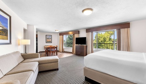 Suite, 2 Queen Beds, Kitchen, River View