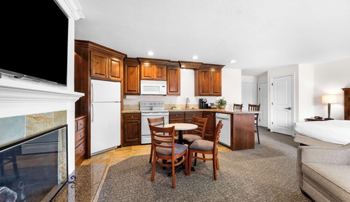 Suite, Multiple Beds, Fireplace, River View (with Sofabed)