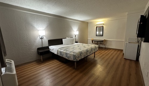 Deluxe Room, 1 King Bed, Non Smoking, Refrigerator & Microwave