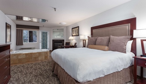 Deluxe Suite, 1 King Bed, Jetted Tub, River View