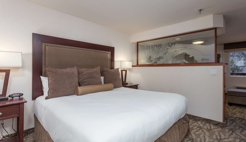 Deluxe Room, 1 King Bed, River View