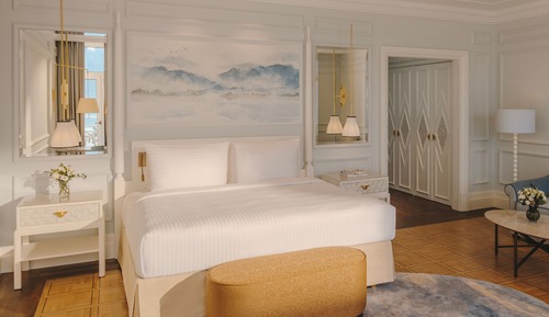 Signature Room, 1 King Bed, Lake View
