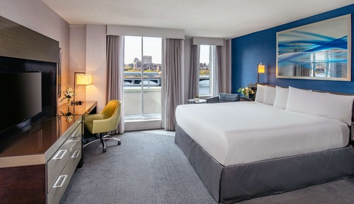 Suite, 1 King Bed (Royal One Bedroom - Accessible)
