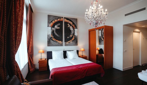 Family Room, 2 Twin Beds (with Sofabed)