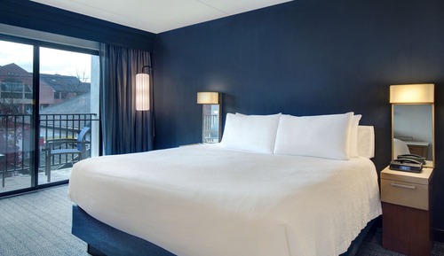 Room, 1 King Bed, Non Smoking (Mobility/Hearing Accessible, Tub)