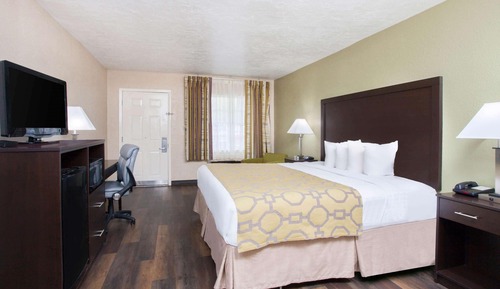Room, 1 King Bed, Accessible, Non Smoking (Mobility/Hearing, Roll-in shower)