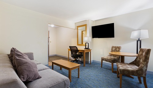 Suite, 1 Queen Bed with Sofa bed, Non Smoking, Refrigerator & Microwave (with Sofabed)