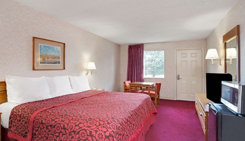 Room, 1 King Bed, Accessible, Smoking (w/ Grab Bars)