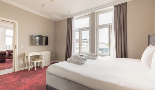 Deluxe Suite, City View