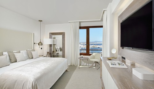 Red Level Master Suite Sea and Cathedral View 