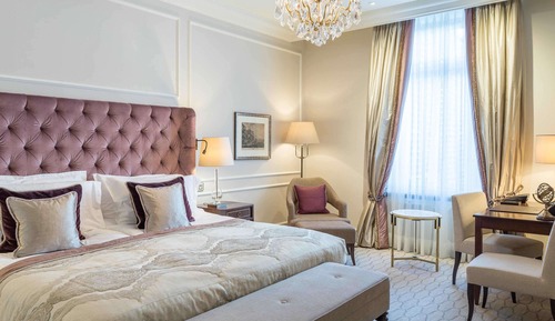 Deluxe Room, 1 King Bed, Garden View