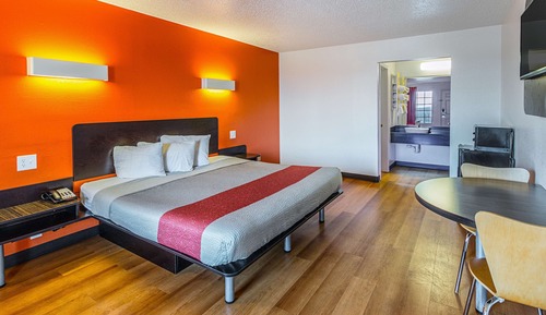 Standard Room, 1 King Bed, Accessible, Smoking
