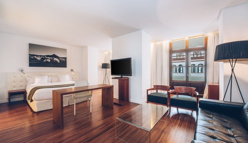 Family Room (2 Adults & 1 Child)