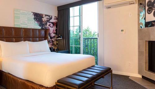 Deluxe Queen Suite