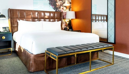 Deluxe Suite, 1 King Bed, Mobility Accessible